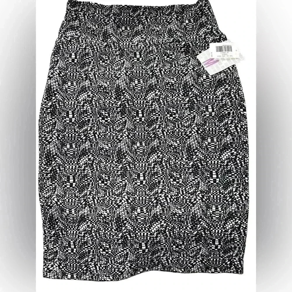 Lularoe medium black & white Cassie pencil skirt.‎ NWT. Wavy pattern